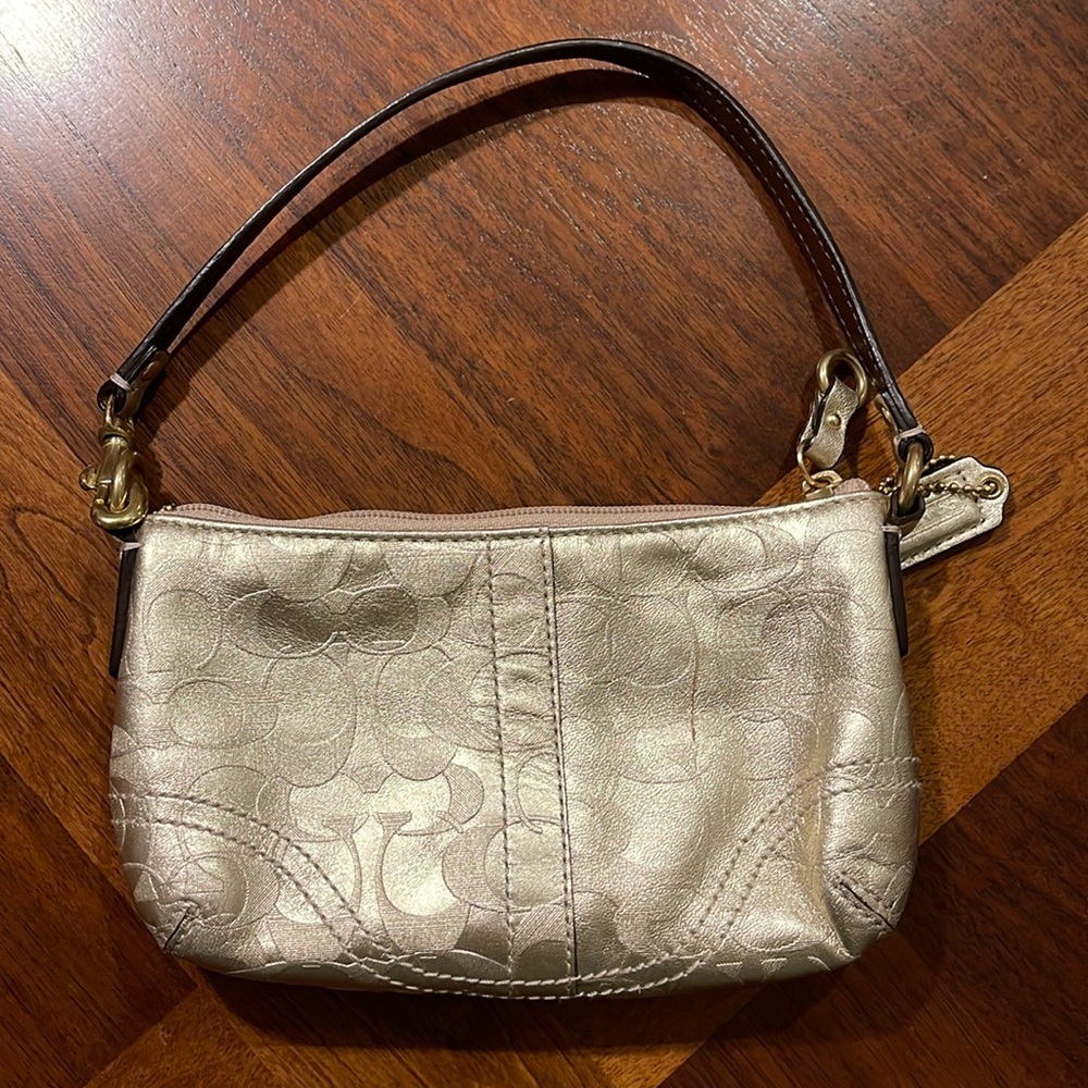 BEAUTIFUL COACH METALLIC GOLD LEATHER EMBOSSED WRISTLET/CLUTCH - ADORABLE!